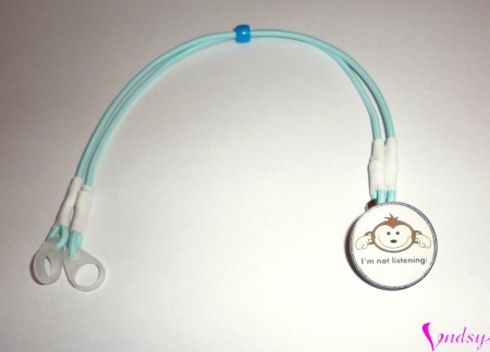 Tyrkysová opička s nápisem 1